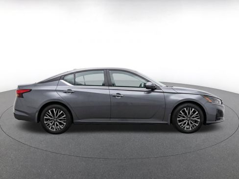 Used 2025 Nissan Altima 2.5 SV FWD image 14