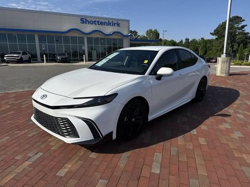 Used 2025 Toyota Camry SE w/ Convenience Package FWD image 32