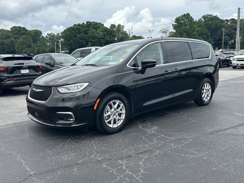 Used 2024 Chrysler Pacifica Touring-L FWD image 4