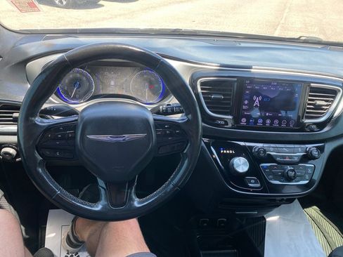 Used 2019 Chrysler Pacifica Touring Plus w/ S Appearance Package FWD image 15
