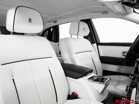 Used 2023 Rolls-Royce Phantom Sedan w/ The Phantom Package RWD image 37