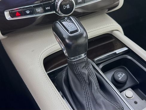 Used 2019 Volvo XC90 T5 Momentum w/ Multimedia Package AWD/4WD image 19
