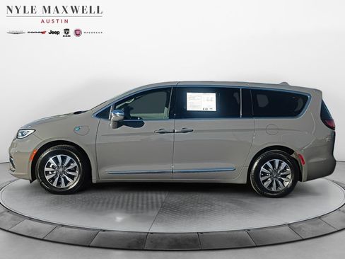 Used 2022 Chrysler Pacifica Limited w/ Uconnect Theater Family Group image 13
