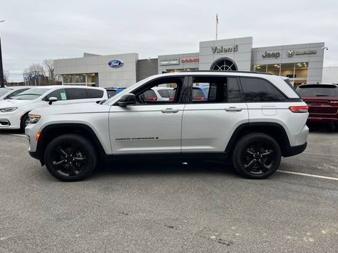 Used 2024 Jeep Grand Cherokee Altitude AWD/4WD image 11