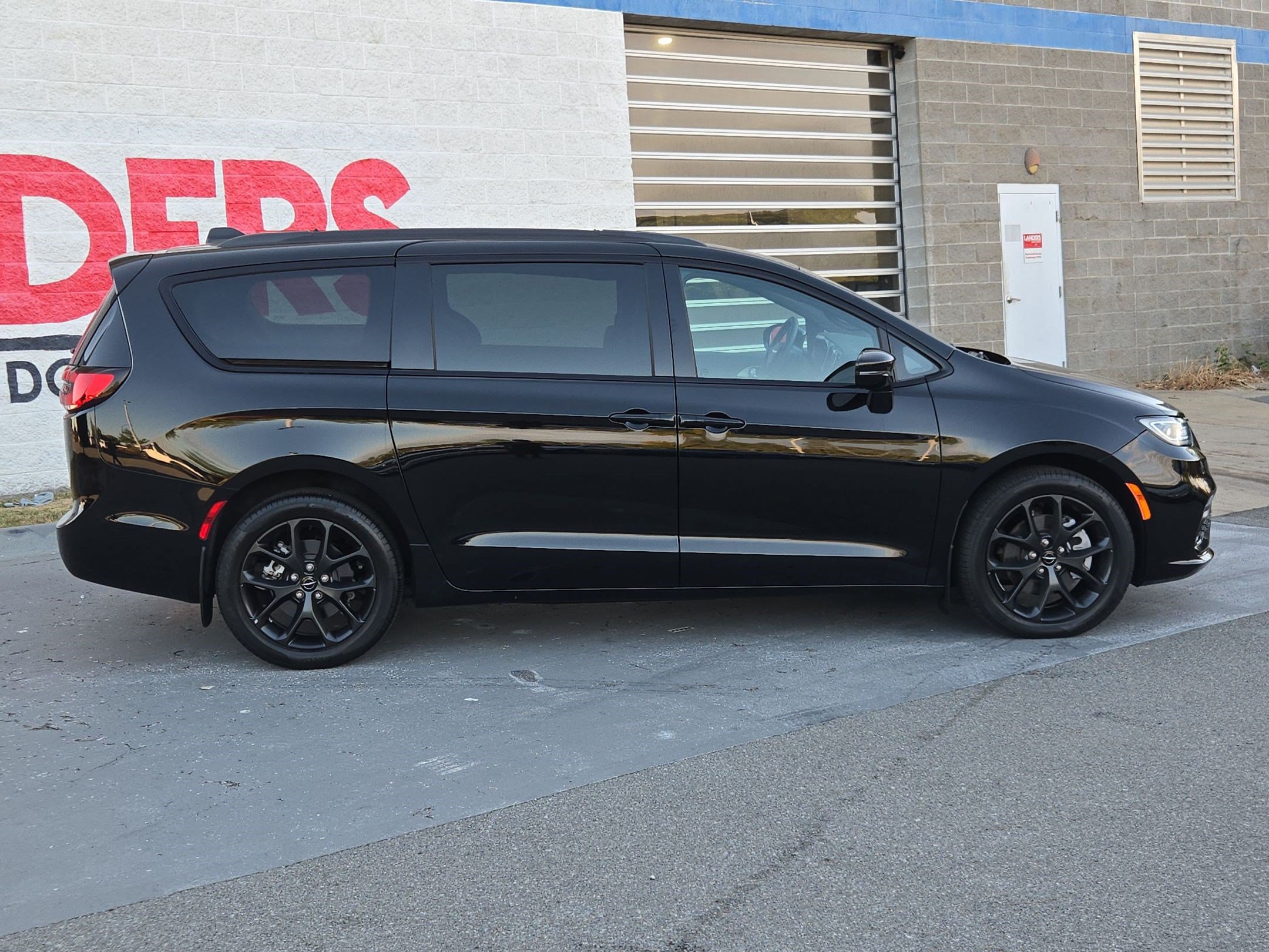 Used 2024 Chrysler Pacifica Touring-L w/ S Appearance Package AWD/4WD image 8