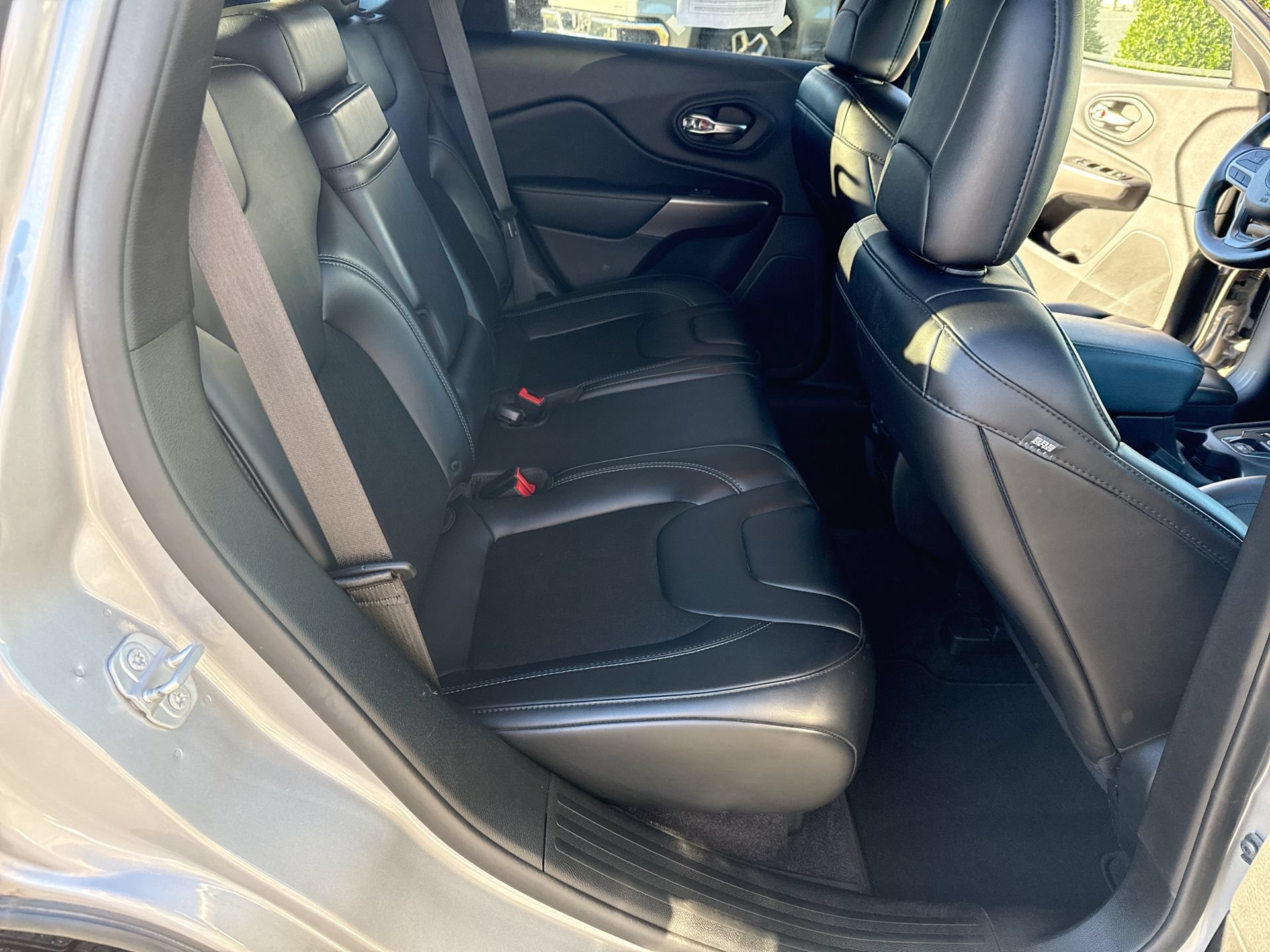 Used 2019 Jeep Cherokee Latitude Plus FWD image 26