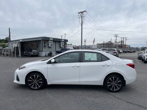 Used 2018 Toyota Corolla SE w/ Carpet Mat Package (TMS) FWD image 2