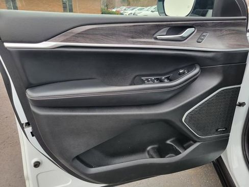 Used 2023 Jeep Grand Cherokee L Limited w/ Black Appearance Package image 10