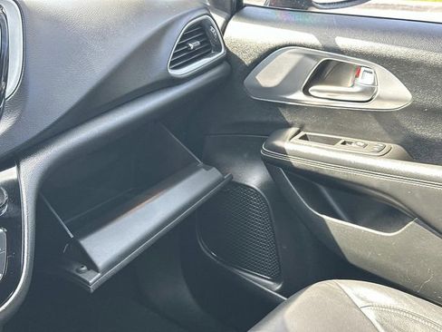 Used 2019 Chrysler Pacifica Touring-L Plus w/ S Appearance Package FWD image 32