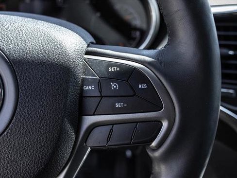 Used 2018 Jeep Grand Cherokee Altitude AWD/4WD image 14