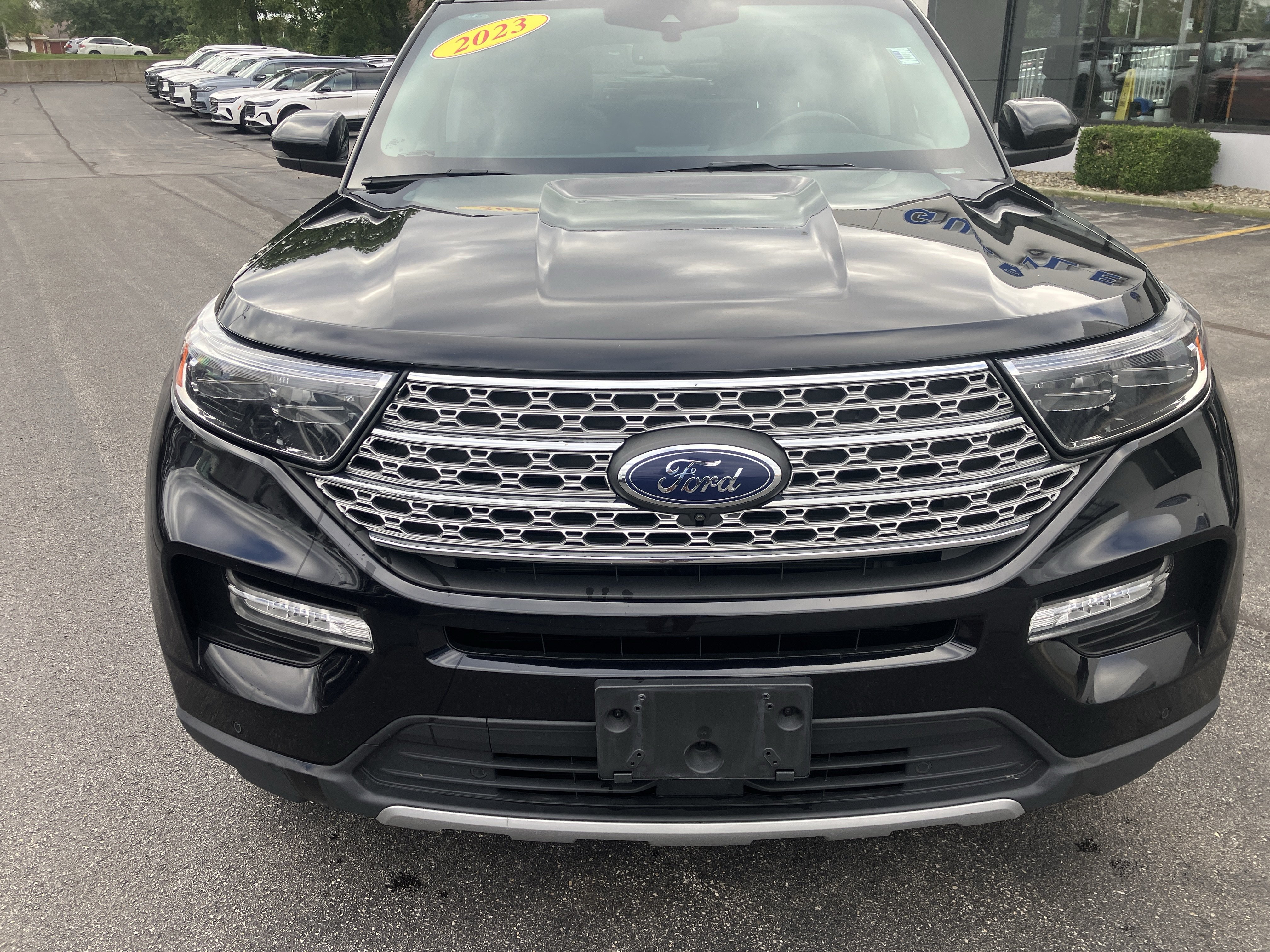 Certified 2023 Ford Explorer Limited AWD/4WD image 2