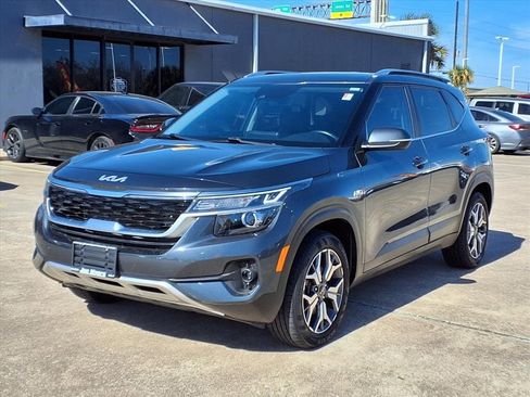 Used 2023 Kia Seltos EX image 3