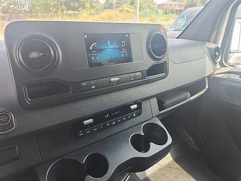 Used 2024 Mercedes-Benz Sprinter 2500 image 18