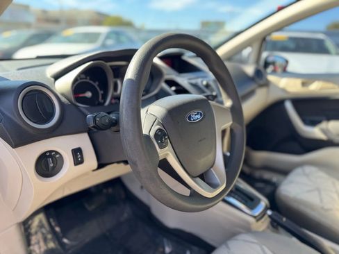 Used 2012 Ford Fiesta SE image 9