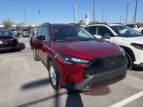 Used 2025 Toyota Corolla Cross LE image 3