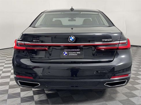 Used 2022 BMW 750i xDrive image 9