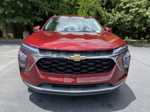 Used 2025 Chevrolet Trax LT w/ Driver Confidence Package FWD image 3