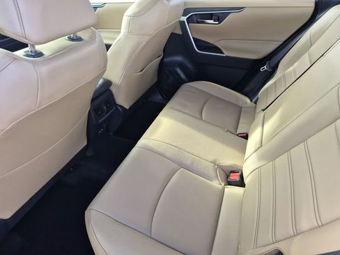 Used 2023 Toyota RAV4 XLE Premium image 12