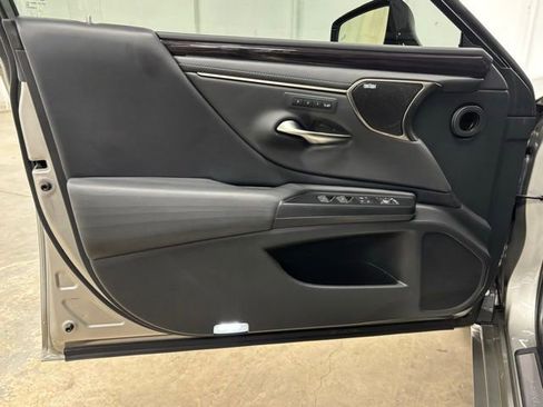 Used 2021 Lexus ES 300h Ultra Luxury w/ Accessory Package 2 FWD image 16