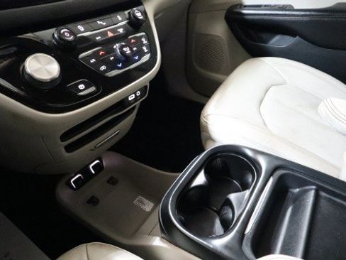 Used 2019 Chrysler Pacifica Touring-L image 19