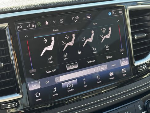 Used 2023 Chrysler Pacifica Limited image 18