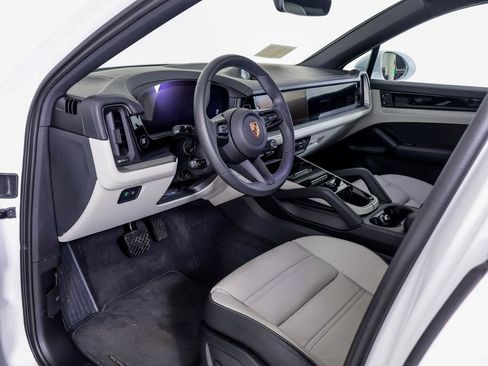 Certified 2025 Porsche Cayenne E-Hybrid Coupe AWD/4WD image 4