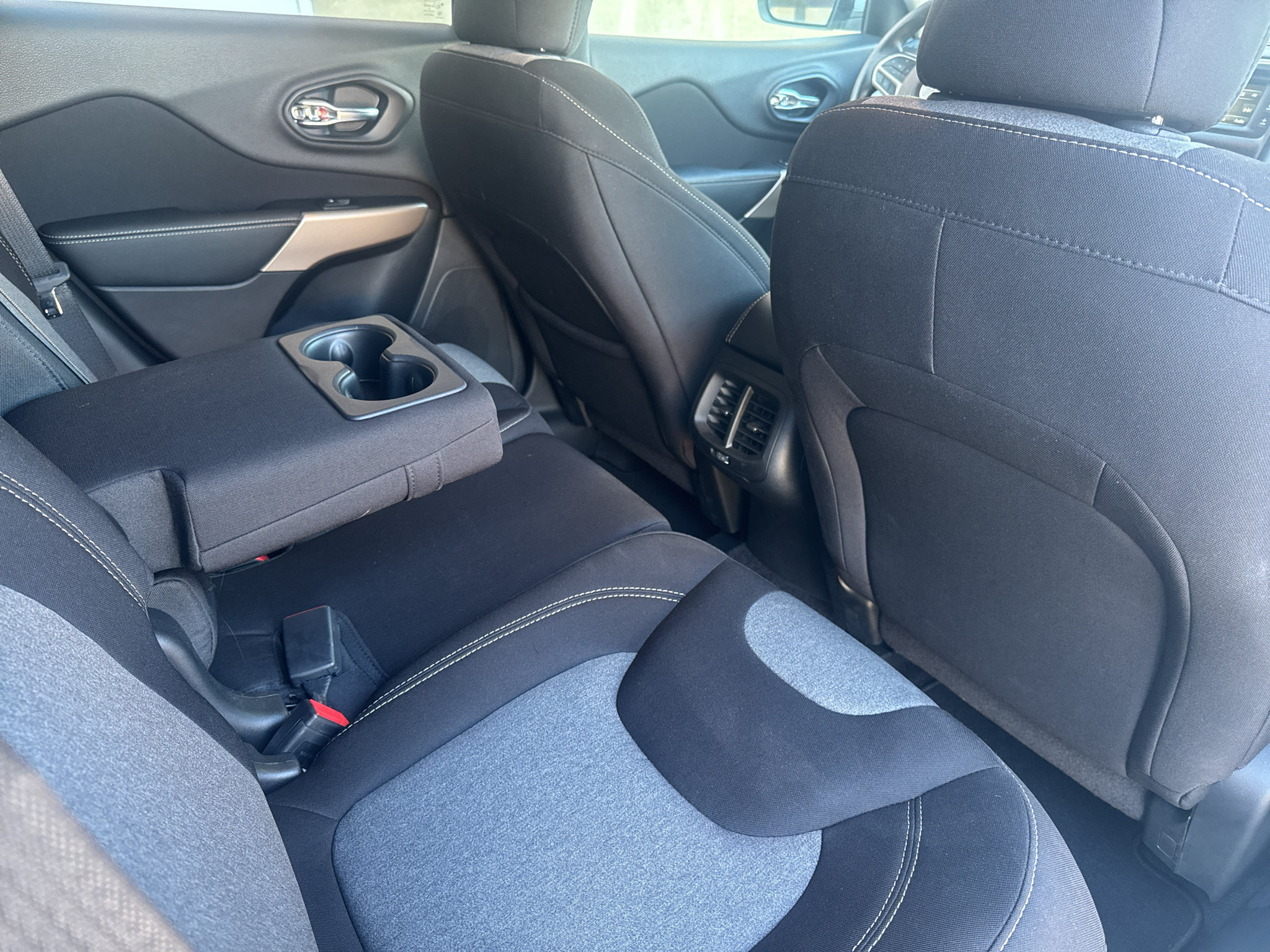 Used 2018 Jeep Cherokee Latitude w/ Safety Group AWD/4WD image 35