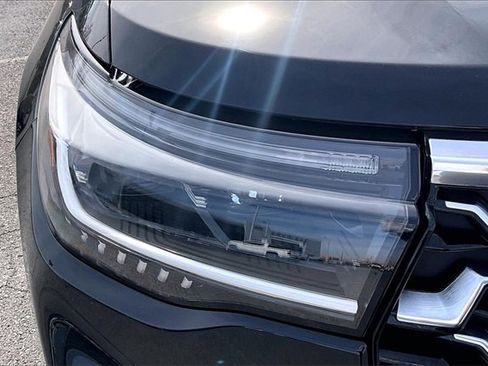 Certified 2025 Ford Explorer Platinum w/ Ultimate Package image 21