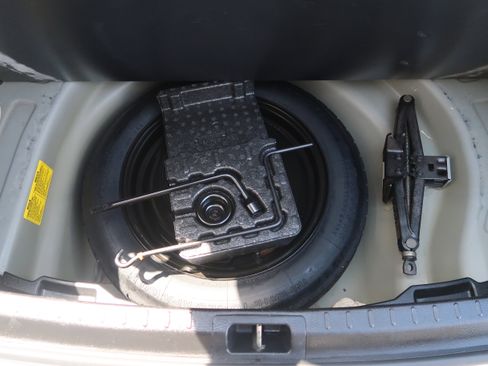 Used 2014 Toyota Corolla LE FWD image 35