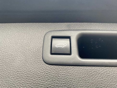 Used 2020 Toyota Highlander LE image 34