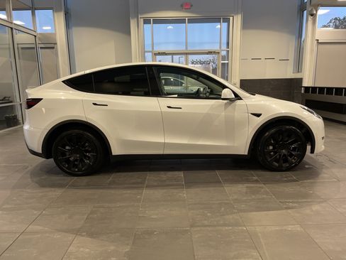 Used 2023 Tesla Model Y AWD image 11