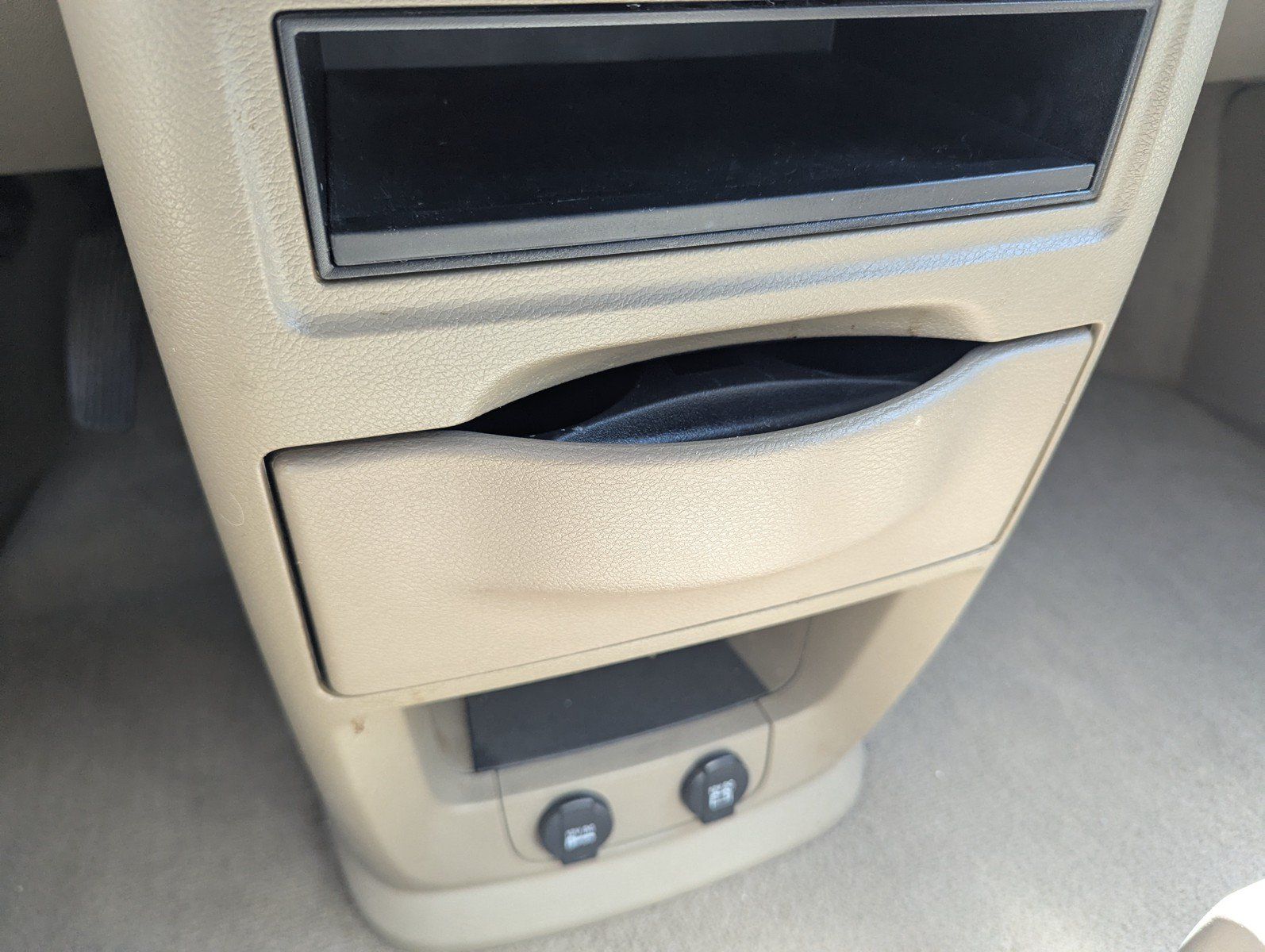 Used 2013 Chrysler Town & Country Touring FWD image 15