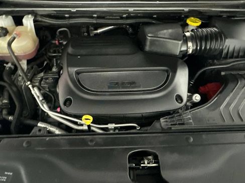 Used 2023 Chrysler Pacifica Touring-L FWD image 9