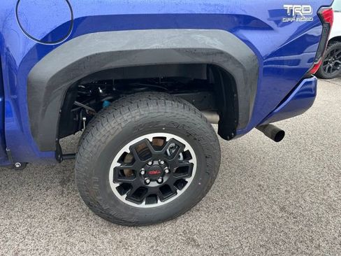 Used 2025 Toyota Tacoma TRD Off-Road w/ TRD Off Road Upgrade Package AWD/4WD image 7