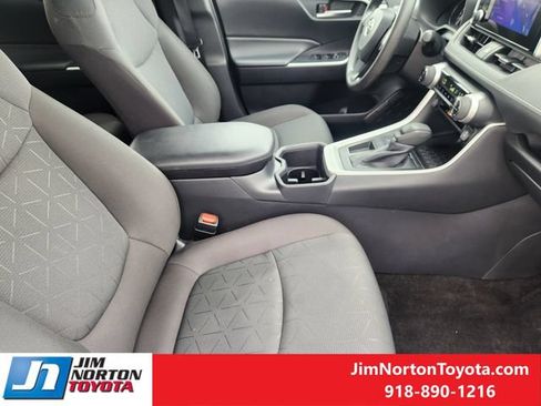 Used 2025 Toyota RAV4 XLE FWD image 15