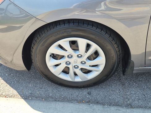 Used 2020 Hyundai Elantra SE w/ Winter Weather Package FWD image 13