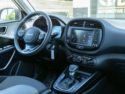 Used 2025 Kia Soul LX w/ LX Technology Package FWD image 32