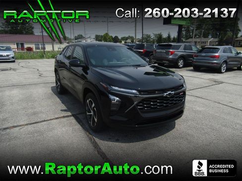 Used 2025 Chevrolet Trax RS FWD image 1