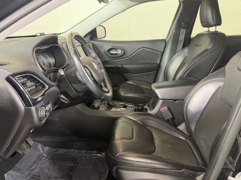 Used 2019 Jeep Cherokee Latitude Plus image 5