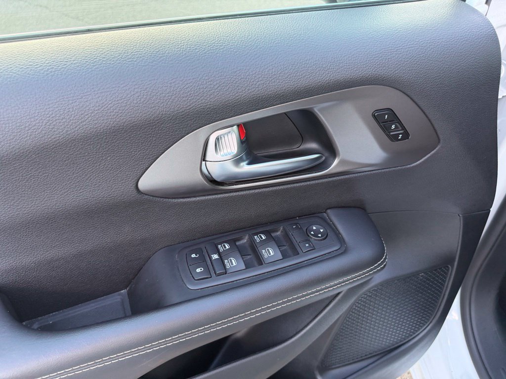Used 2025 Chrysler Pacifica Select FWD image 15
