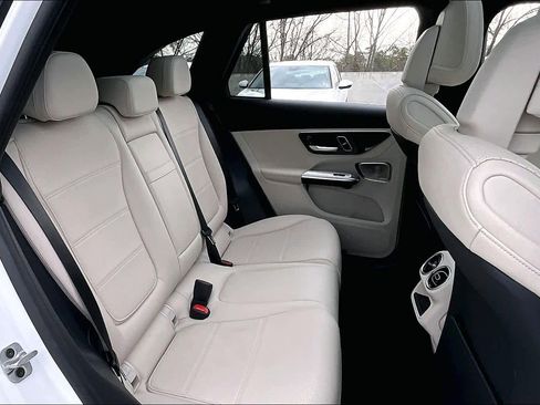 Used 2025 Mercedes-Benz GLC 350e GLC 350e image 20