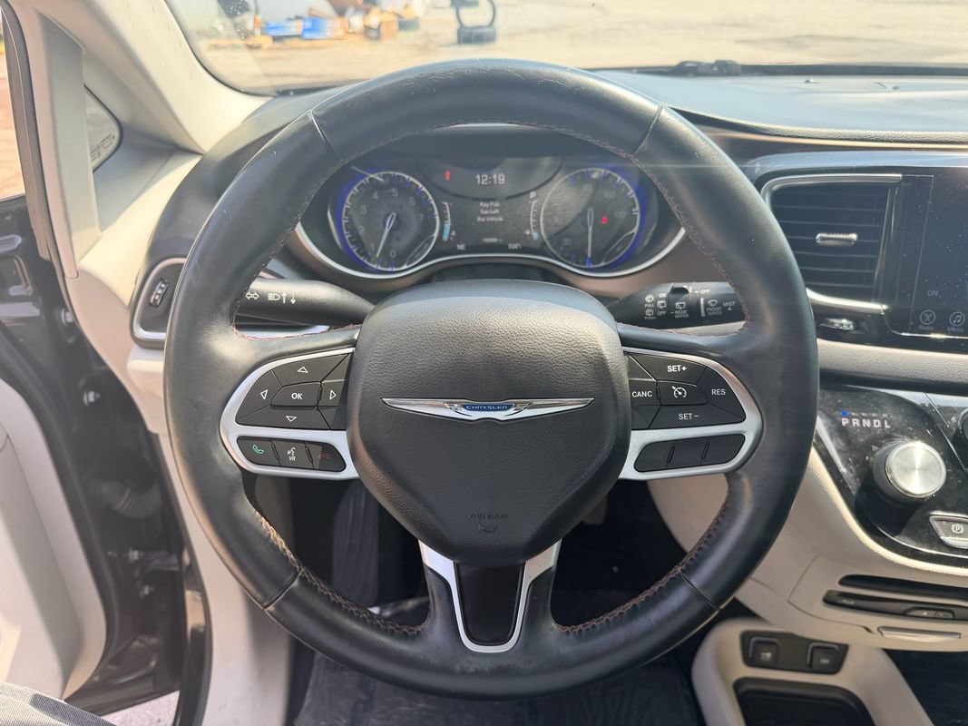Used 2017 Chrysler Pacifica Touring-L Plus FWD image 16