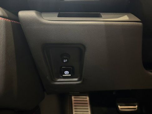 Used 2024 Chevrolet Corvette Stingray Convertible w/ 1LT image 17