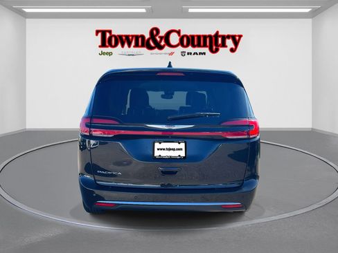 Used 2023 Chrysler Pacifica Touring-L image 6
