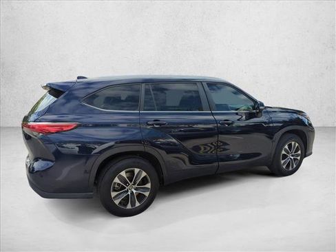 Used 2023 Toyota Highlander XLE FWD image 4