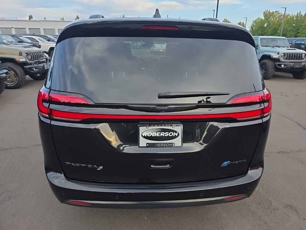 Used 2023 Chrysler Pacifica Limited w/ S Appearance Package FWD image 4