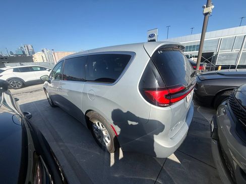 Used 2023 Chrysler Pacifica Touring-L FWD image 4