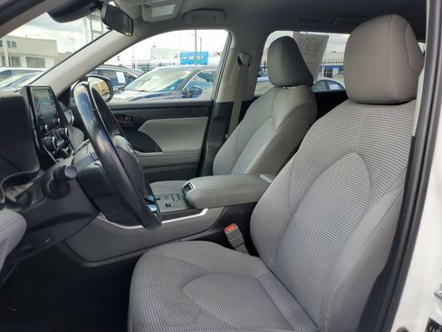 Used 2021 Toyota Highlander LE FWD image 18