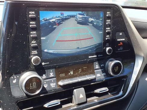 Used 2021 Toyota Highlander XLE AWD/4WD image 10