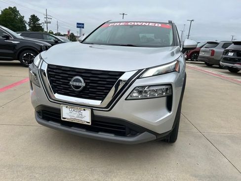 Used 2023 Nissan Rogue SV FWD image 3